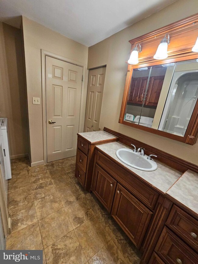 1575 Creekside Rd unit 21, Whitehall, PA 18052 - photo 5