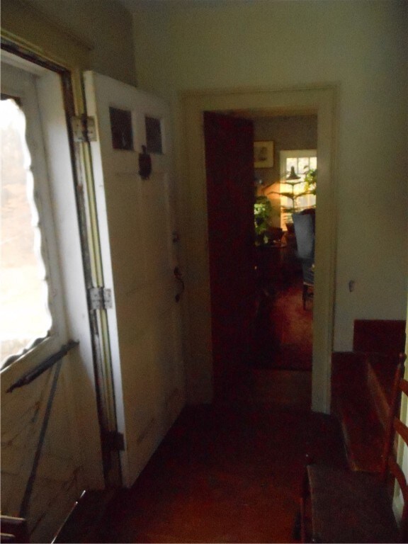 FRONT ENTRY FOYER