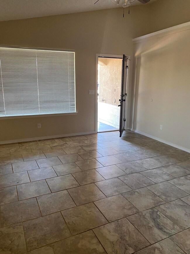 11442 Flor Veronica Dr, Socorro, TX 79927 - photo 5