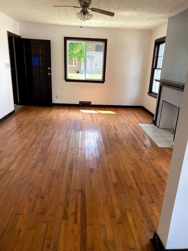 908 Geers Livingroom