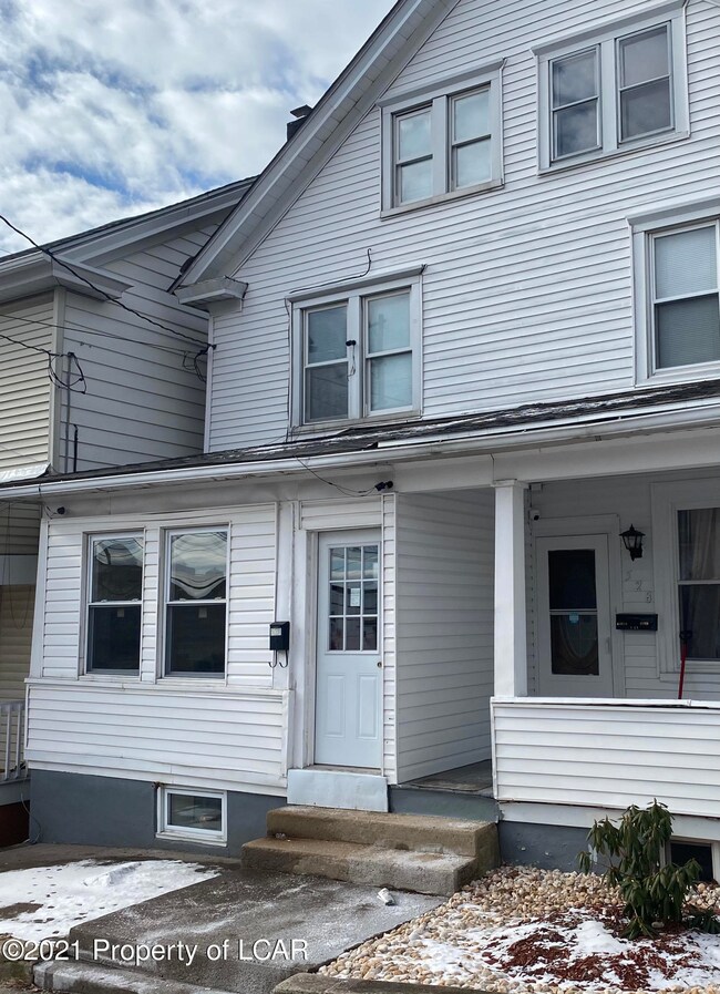 526 N Wyoming St, Hazleton, PA 18201 - photo 2