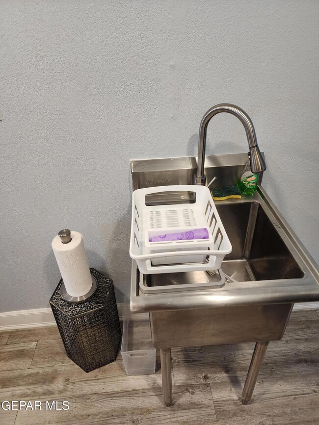 sink with strainer