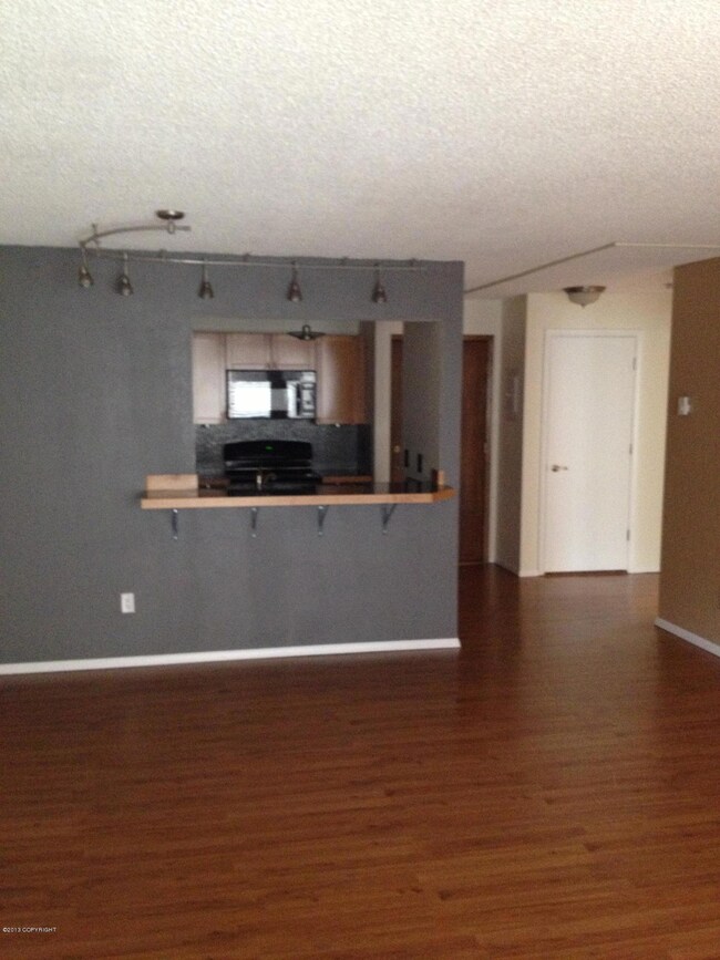Dining Area & Breakfast Bar
