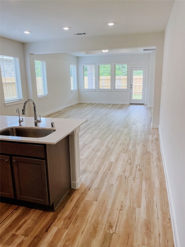 21647 Alberta Forest Cir, Magnolia, TX 77355 - photo 5