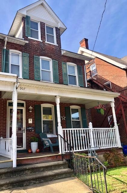 Welcome home to 907 Linden Street