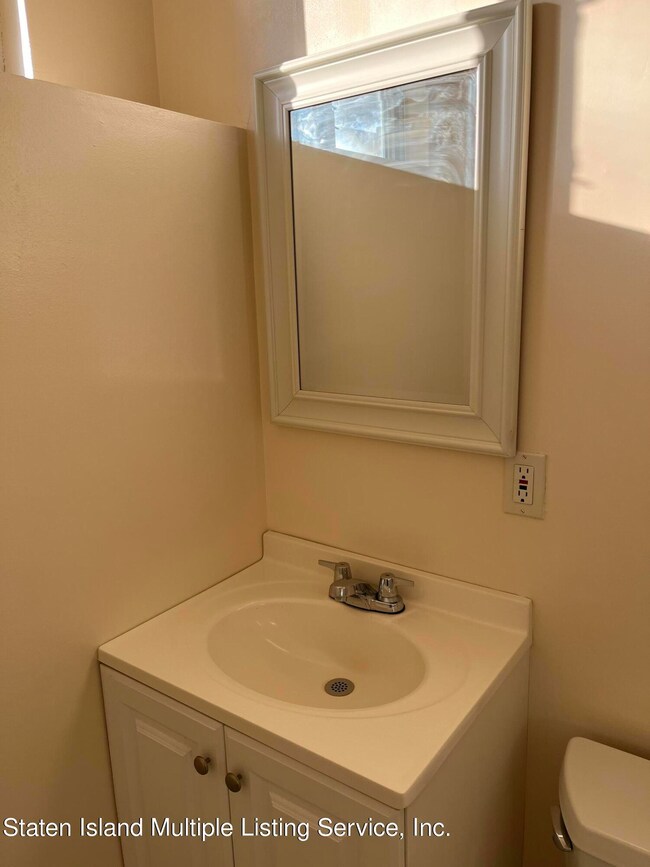 24 Pebble Ln unit 2, Staten Island, NY 10305 - photo 7