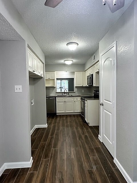 Open floor plan to kitchen, dining, and living roo