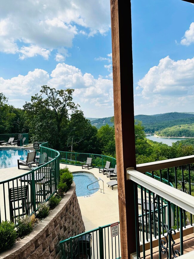 Pool w Lake View