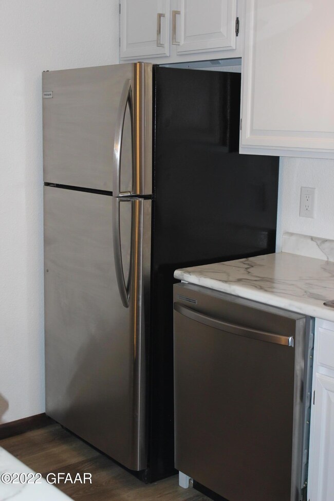 815 Duke Dr unit 421, Grand Forks, ND 58201 - photo 4