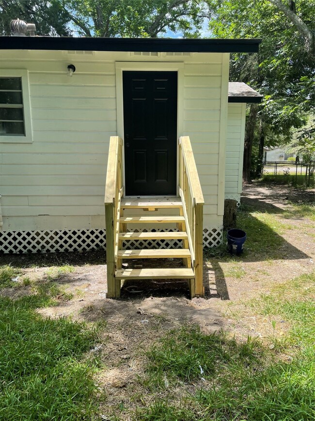 1214 W Talmage St, Alvin, TX 77511 - photo 5