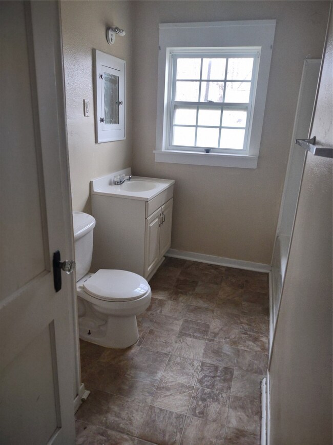 2521 Avenue I, Bay City, TX 77414 - photo 5