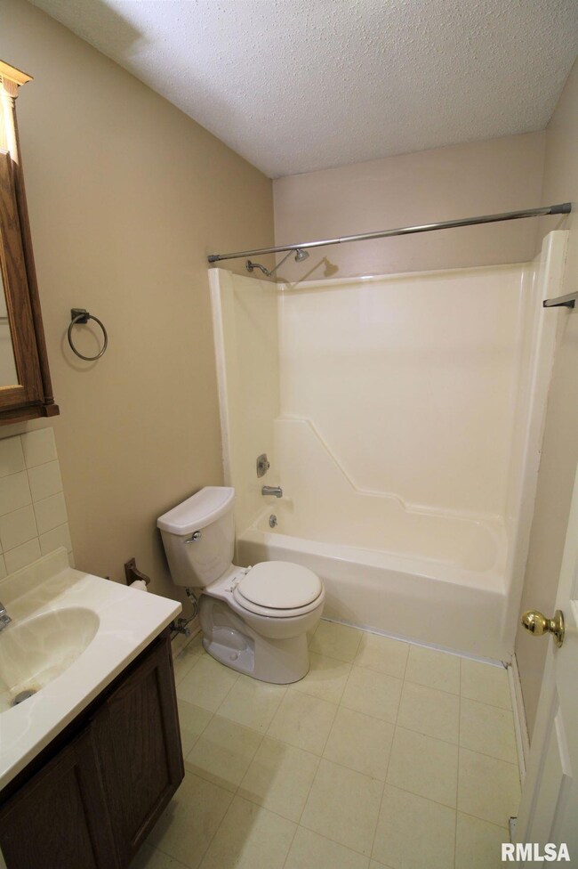 3204 W 43rd St, Davenport, IA 52806 - photo 6