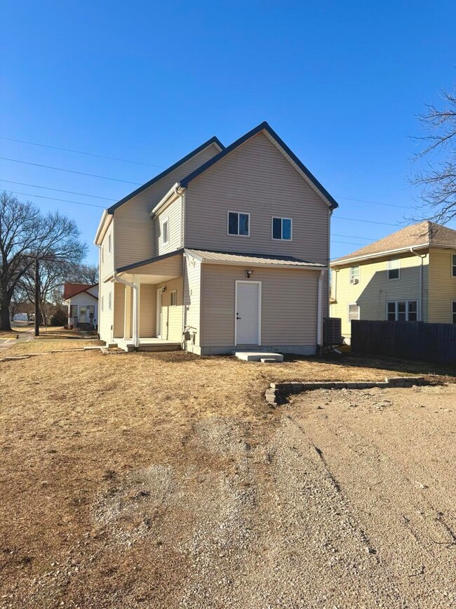 301 W Washington Ave, Red Oak, IA 51566 - photo 2