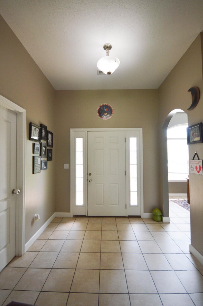 (3) Foyer