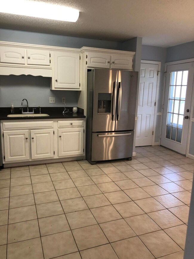 Colony Circle Kitchen2