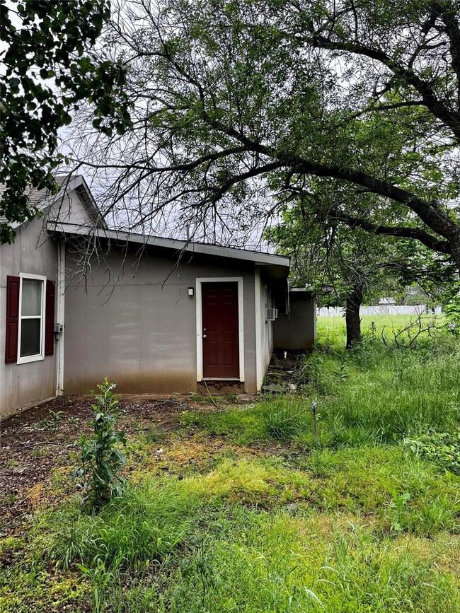 810 E Grand St, Whitewright, TX 75491 - photo 5