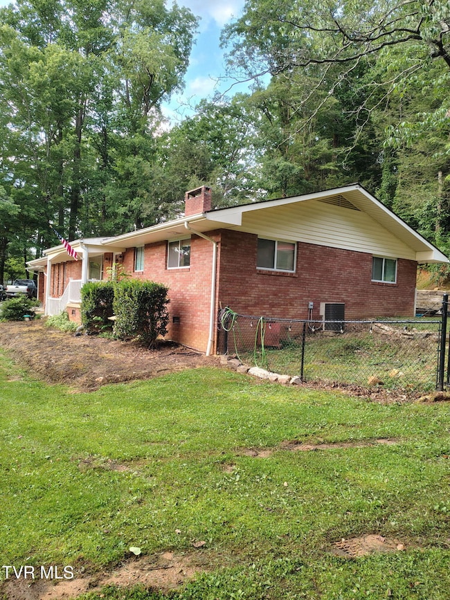 720 Holly Ave, Erwin, TN 37650 - photo 4