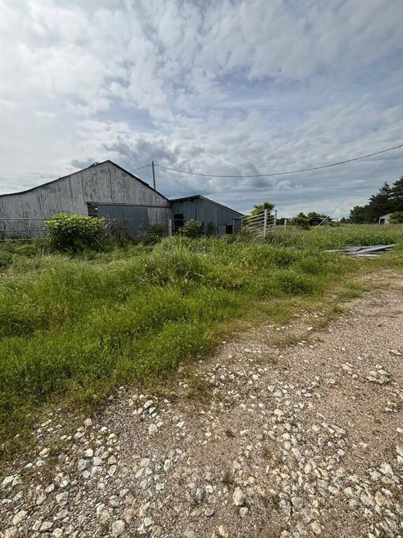 View of yard with an outbuilding