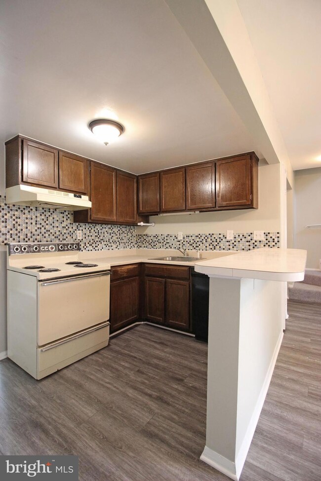 9659 Lindenbrook St, Fairfax, VA 22031 - photo 5