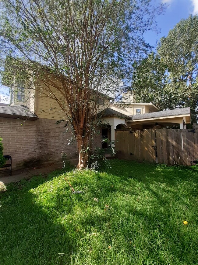 8819 Cold Lake Dr, Houston, TX 77088 - photo 2