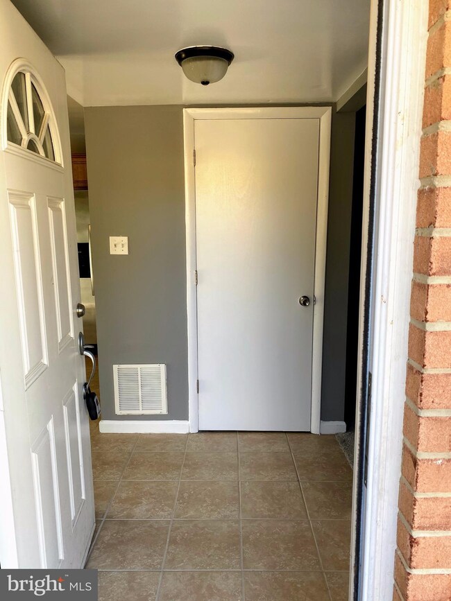 11539 Laurelwalk Dr, Laurel, MD 20708 - photo 3