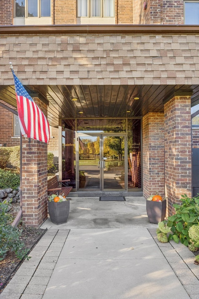 453 Raintree Dr unit 5A, Glen Ellyn, IL 60137 - photo 2