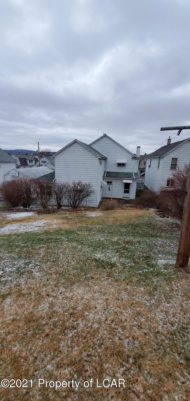 17 Mack St, Wilkes-Barre, PA 18705 - photo 4