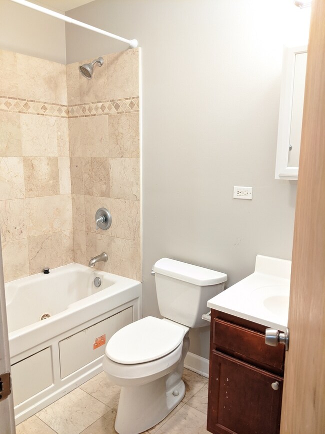 2743 W Arthur Ave unit G, Chicago, IL 60645 - photo 4