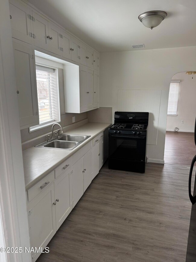 910 N Apache Ave, Winslow, AZ 86047 - photo 4