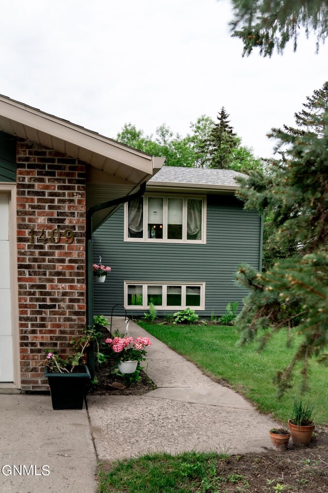 1409 2nd Ave NE, Jamestown, ND 58401 - photo 2