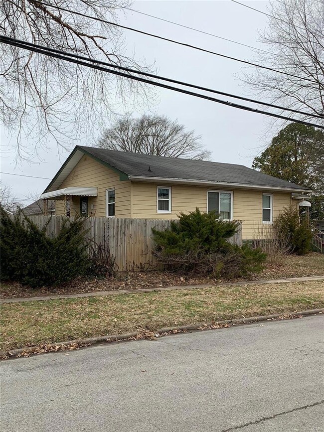 2101 Herbert St, Murphysboro, IL 62966 - photo 2