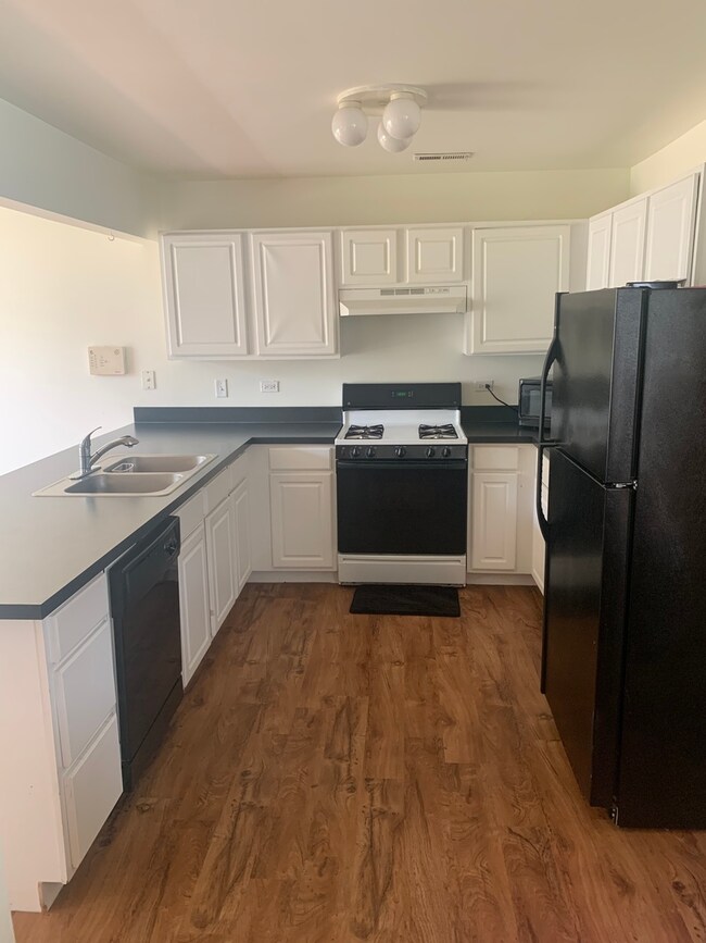 979 Symphony Dr unit 2223, Aurora, IL 60504 - photo 3