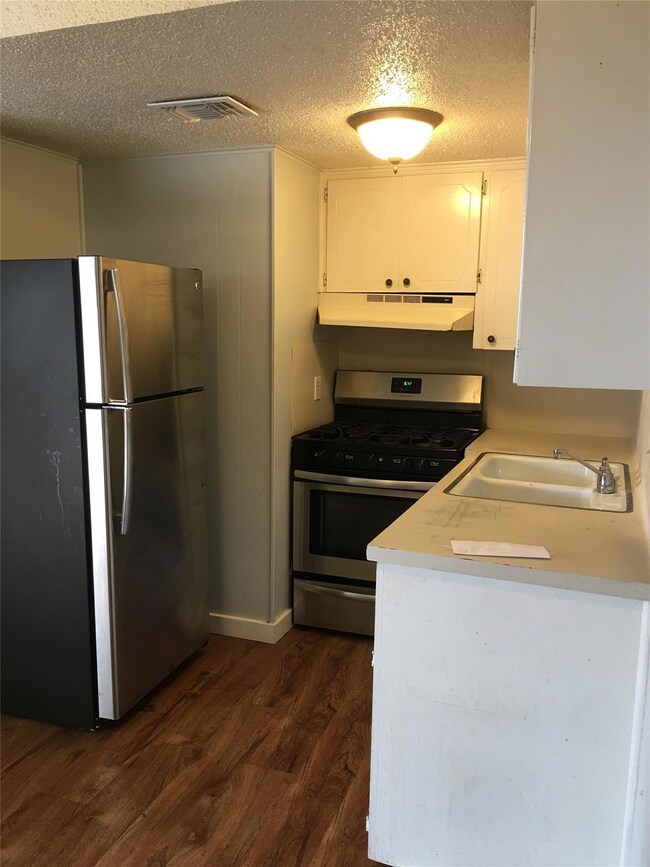 Kitchen featuring stainless steel appliances, und