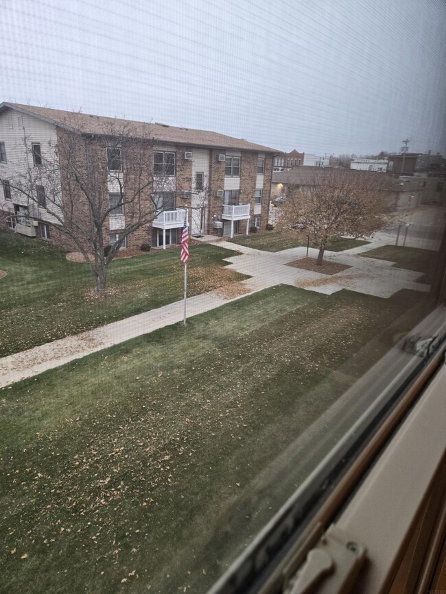 507 Chestnut St unit K, La Porte City, IA 50651 - photo 3