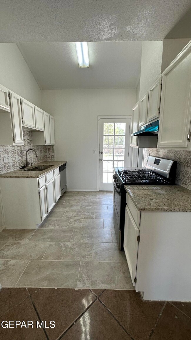 425 Las Palomas Dr, Horizon City, TX 79928 - photo 6