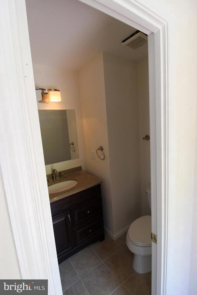 11996 Sentinel Point Ct, Reston, VA 20191 - photo 4