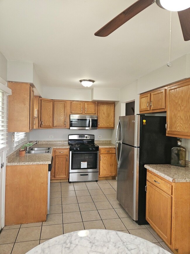 140 Skyline Dr, Carpentersville, IL 60110 - photo 6