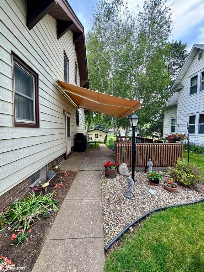 619 Tracy St, Audubon, IA 50025 - photo 4