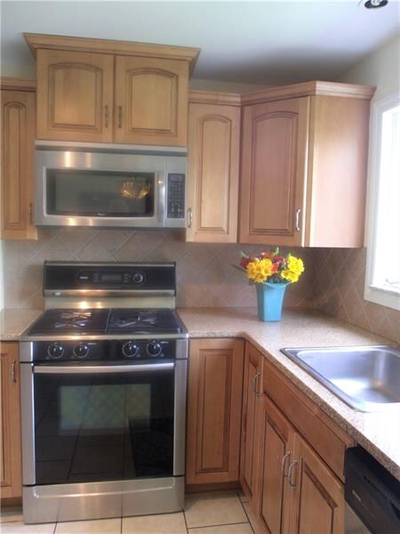 Enjoy cooking on this stainless steel gas range wi