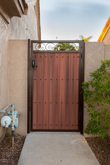 Side Gate