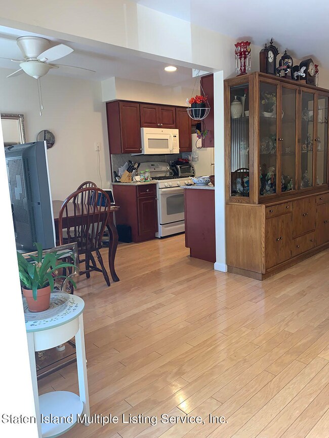 29 Donna Ct unit 5, Staten Island, NY 10314 - photo 6