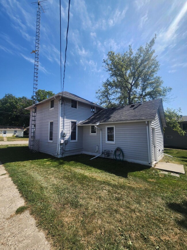 130 6th St SW, Plainview, MN 55964 - photo 4