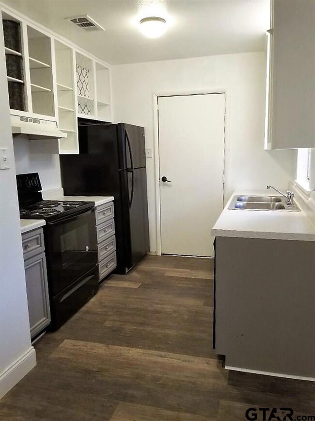 1523 1523 Austin, Tyler, TX 75701 - photo 2