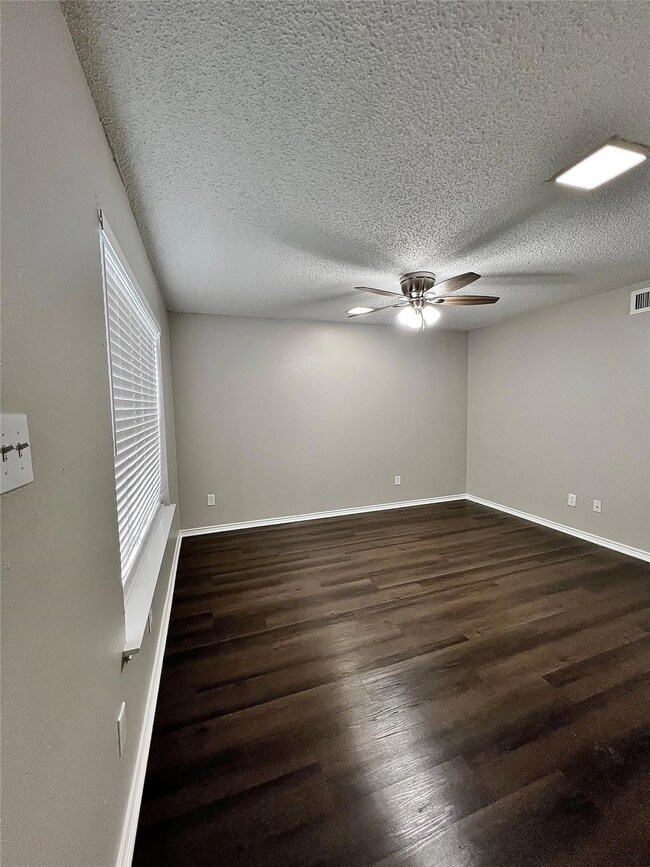 210 Christina Place, Grand Prairie, TX 75051 - photo 4