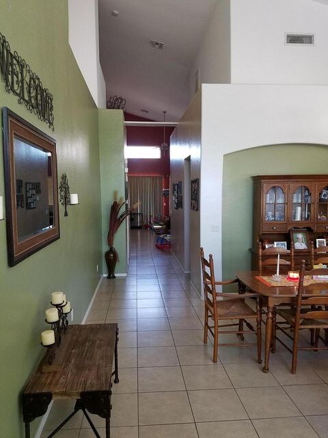 Entry/Dining 2