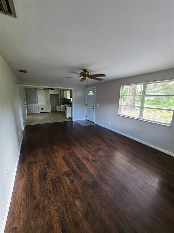 With a ceiling fan and blinds