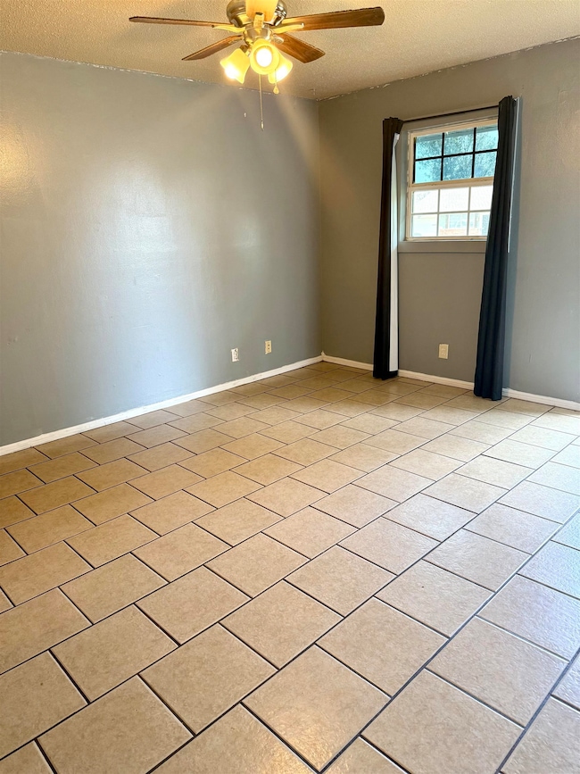 1410 N Ferguson St, Enid, OK 73701 - photo 3