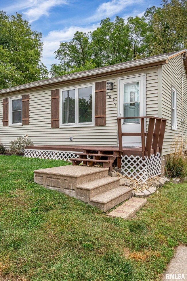 305 S 8th St, Le Claire, IA 52753 - photo 2