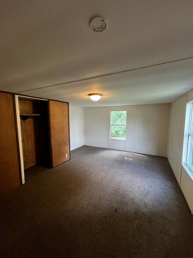 116 Hussey Mobile Home Park Ln, Beulaville, NC 28518 - photo 6