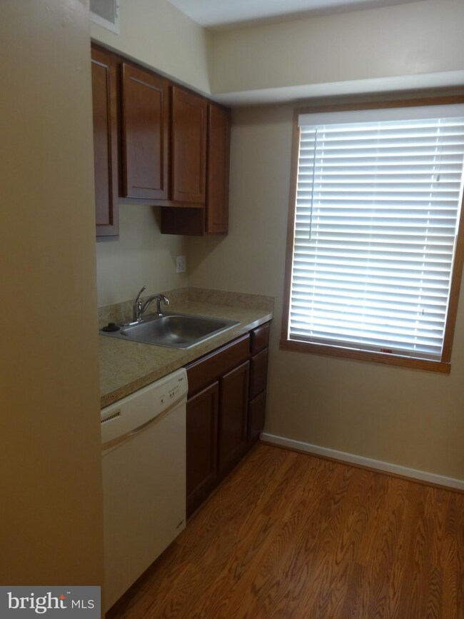 8540 Barrington Ct unit 933, Springfield, VA 22152 - photo 3